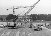 847556 Afbeelding van de aanleg van de Nieuwegeinsebrug in de T20 (Laagravenseweg, de noordelijke uitvalsweg ...